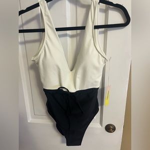 Summersalt one piece bathing suit size 4 NWT
